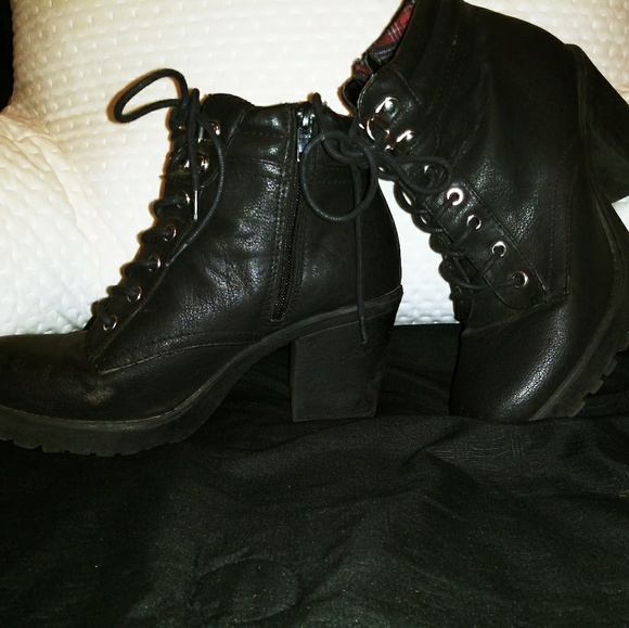 Laced booties - Picture 3 of 4